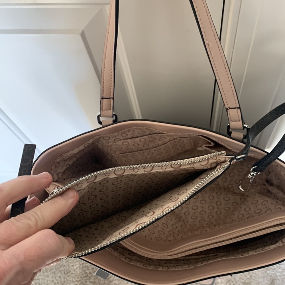 Guess Walsh Travel Tote with pouch NEW with tags! - Picture 8 of 10